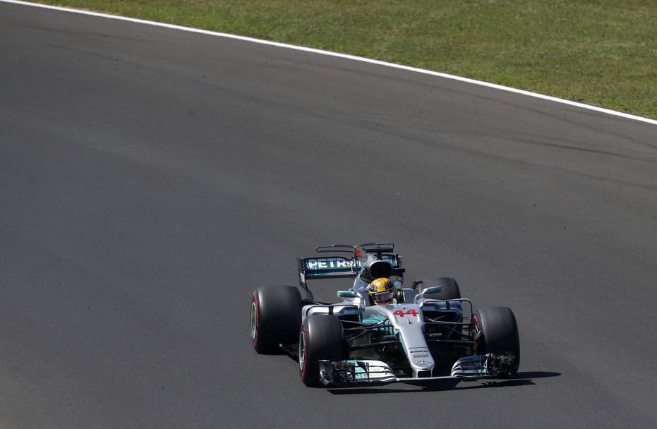 Lewis Hamilton rimane ai piedi del podio dopo aver restituito nell&#39;ultimo giro la posizione a Bottas. AP